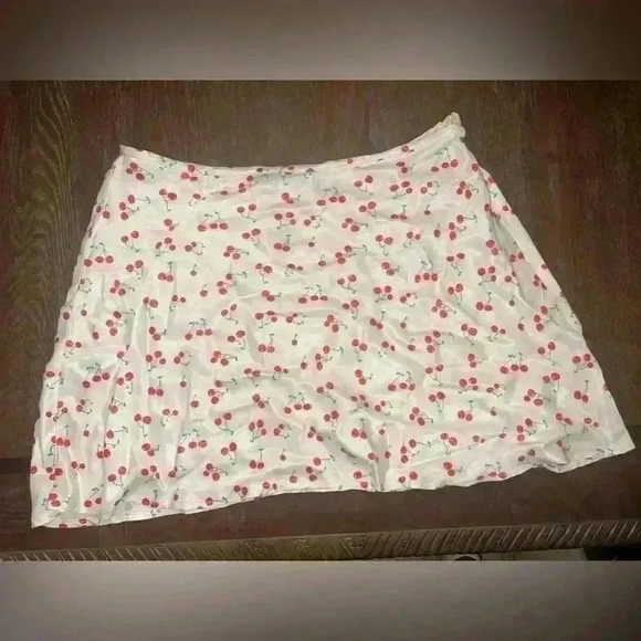 NWT Zara Cherry Mini Skirt 100% Viscose
Size Large - Picture 5 of 7